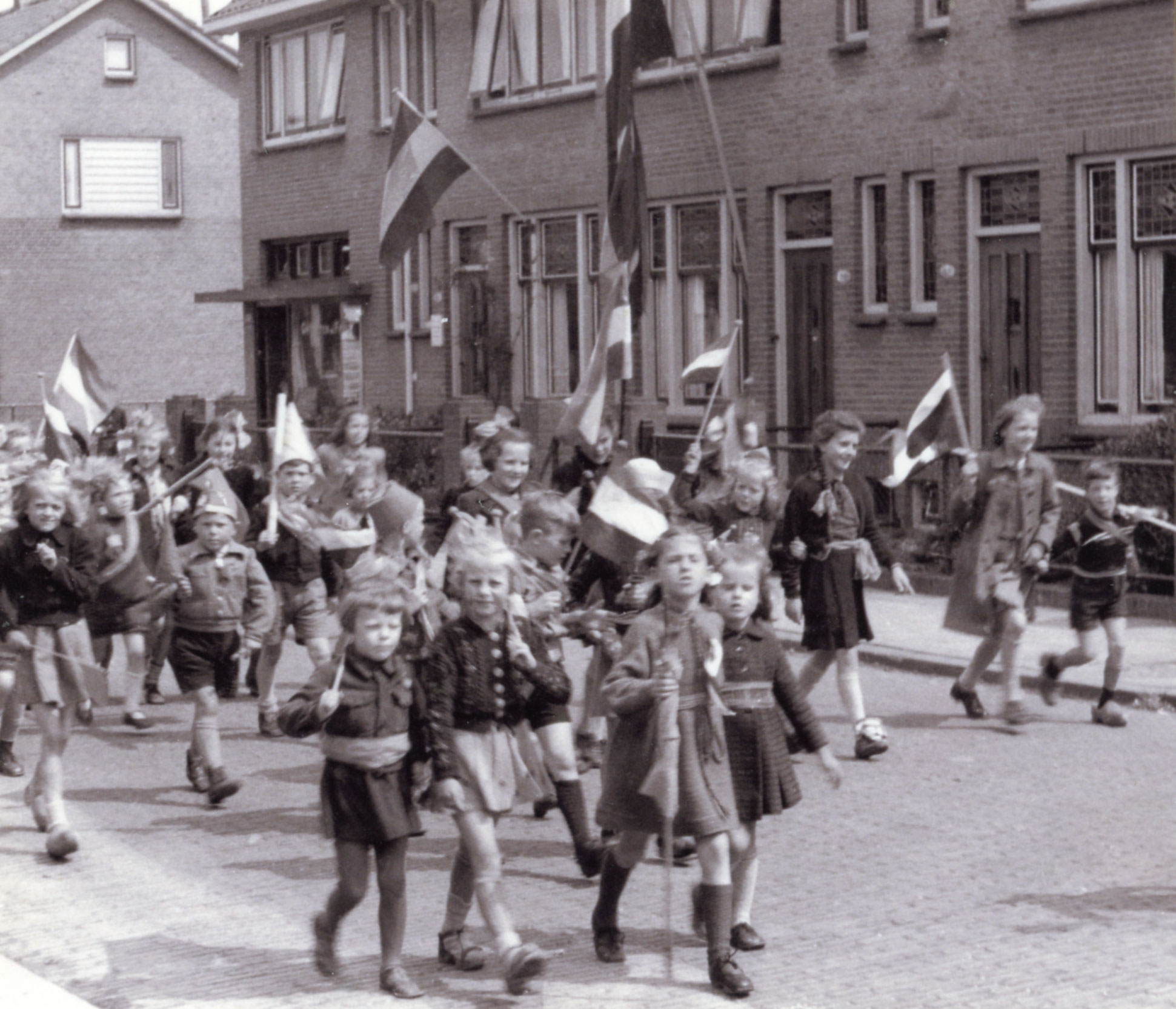 De Vlaardingse kinderen staan tijdens de Bevrijdingsfeesten centraal op dinsdag 28 augustus. Van twee tot vier uur ’s middags vindt er de ‘opmarsch van de Schooljeugd’ plaats naar het V.F.C.-Sportpark waaraan 23 scholen meedoen. Hier zien we de kinderoptocht door de Rozenlaan.